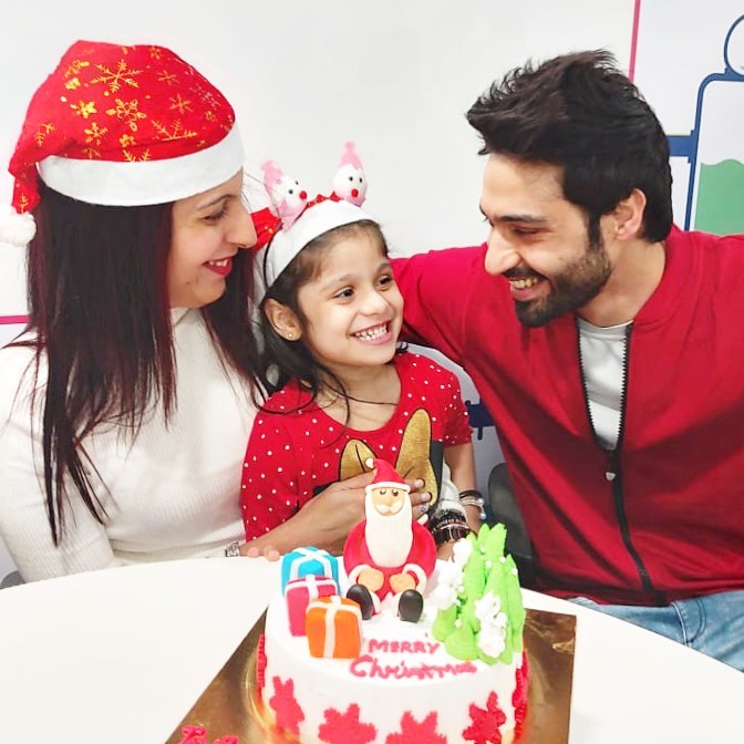 Vijayendra Kumeria with wife and Daughter
