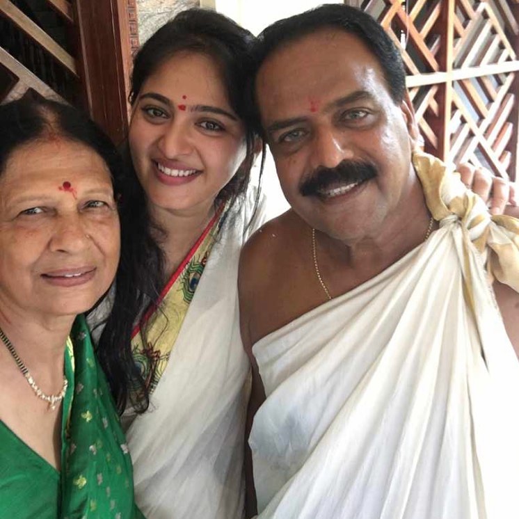 Anushka Shetty family photo