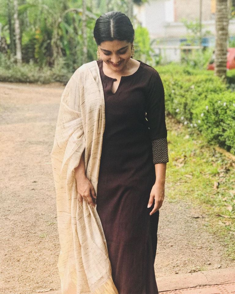 Nivetha Thomas Wallpaper
