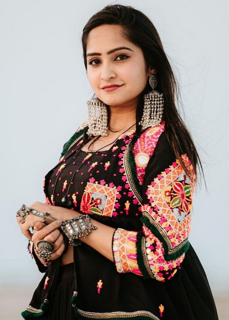 Santvani Trivedi (Singer) Age, Husband, Sister, Birthday, Family, Photos, Father, Biography
