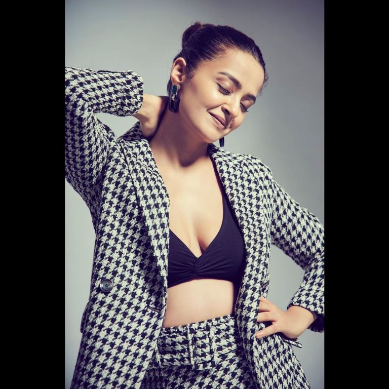 Surveen Chawla 