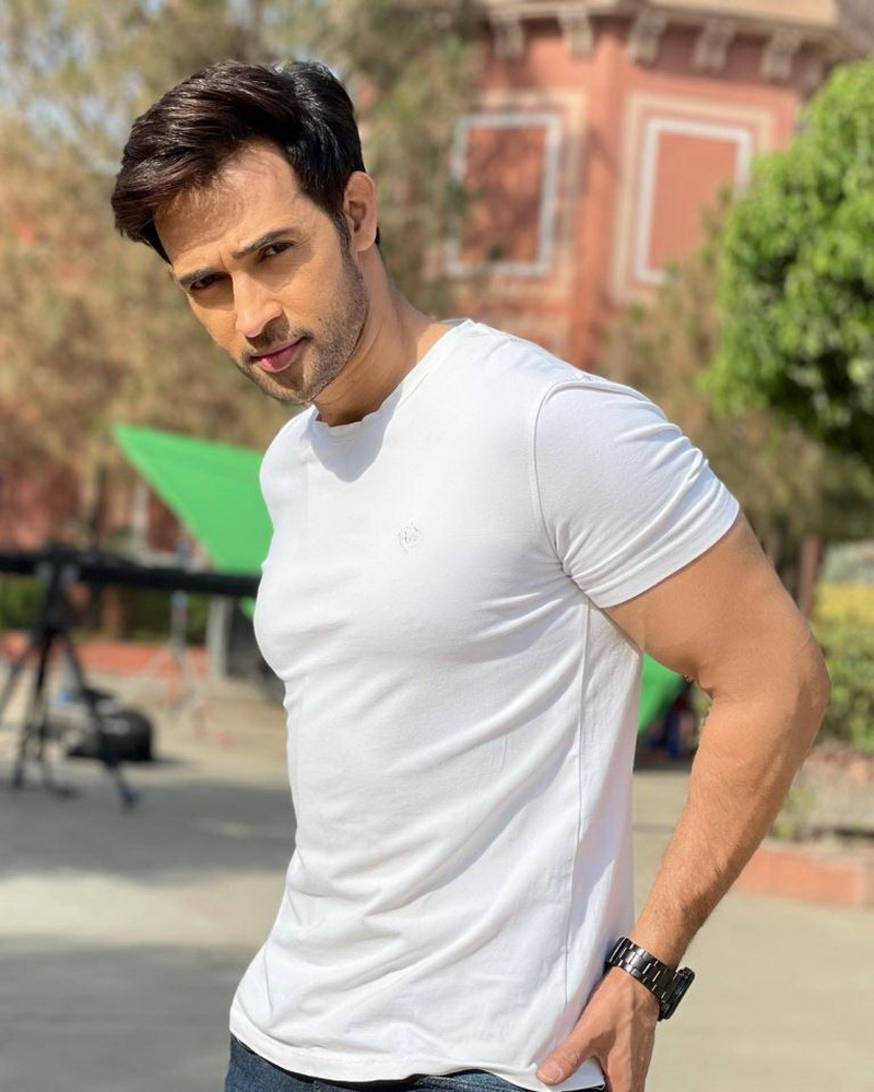 Karan Sharma Age, Wife, Birthday, Girlfriend, Family, Photos, Net Worth, Biography