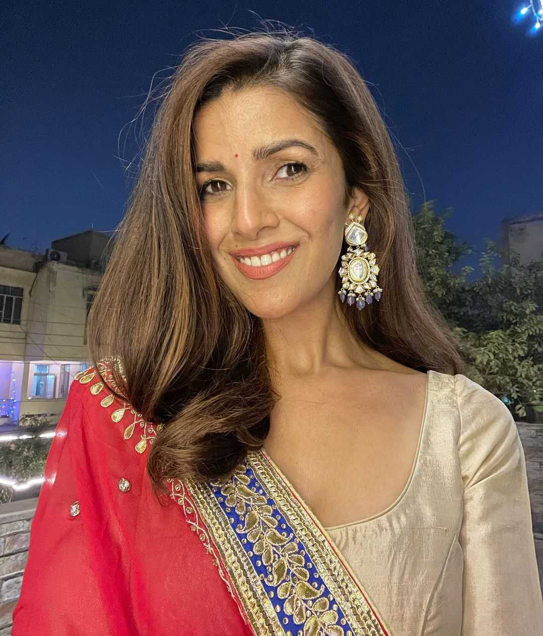 Nimrat Kaur Height, Birthday, Age, Husband, Family, Photos, Net Worth, Affairs, Biography