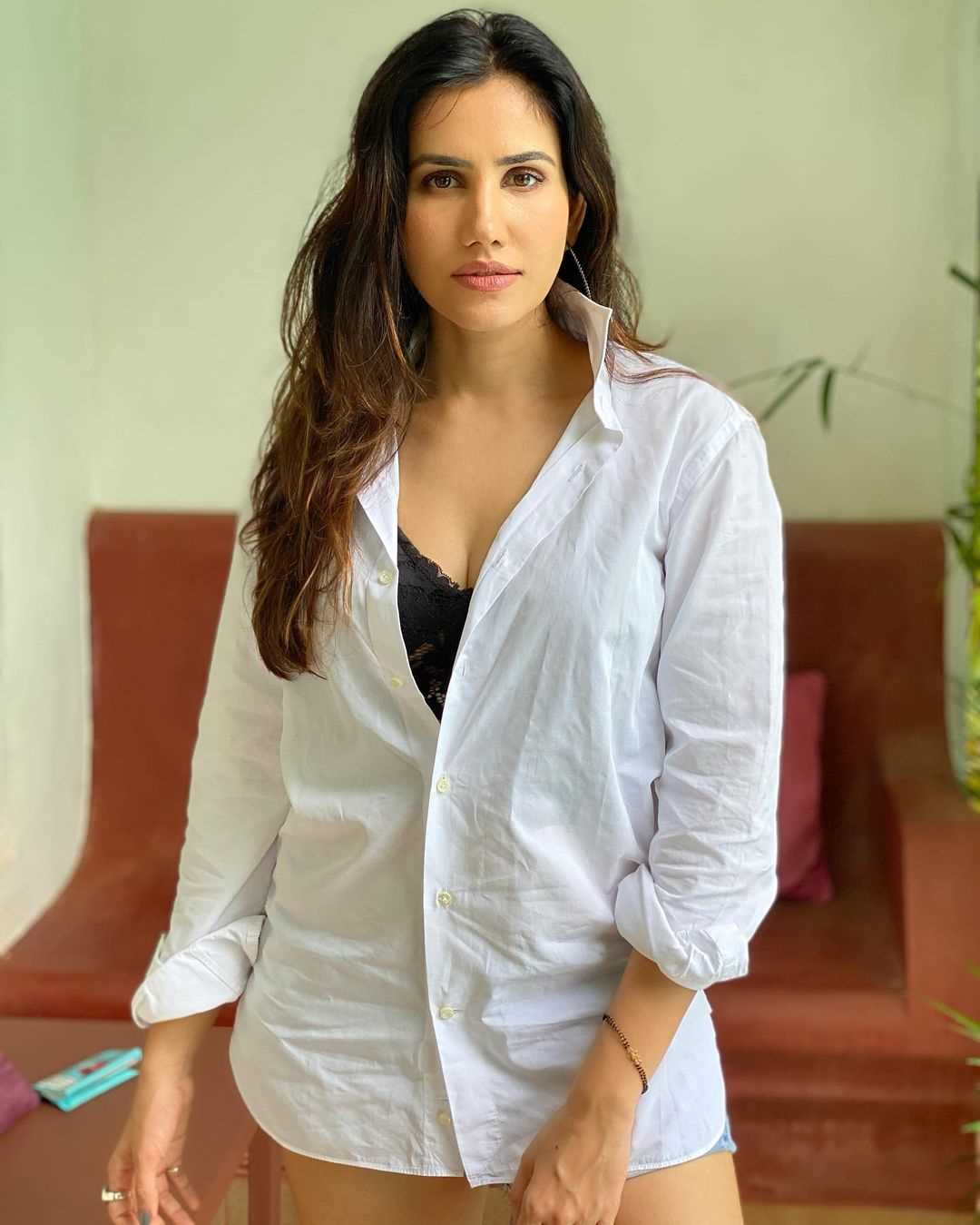 Sonnalli Seygall Age, Height,Husband, Birthday, Boyfriend, Family, Photos, Biography, Net Worth
