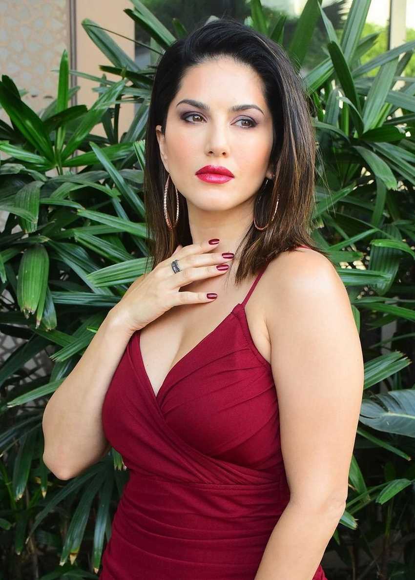 Sunny Leone Age, Birthday, Boyfriend, Husband, Children, Family, Photos, Net Worth, Biography