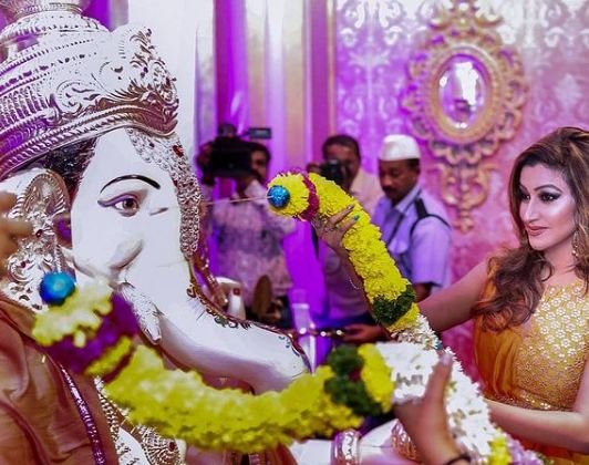 भगवान गणेश की मूर्ति के साथ रोशनी कपूर