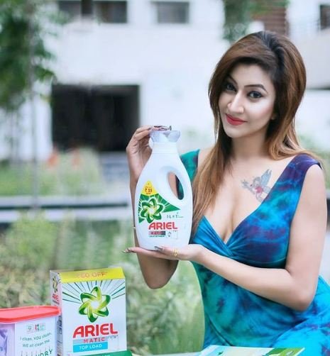 रोशनी कपूर एरियल का प्रचार कर रही हैं
