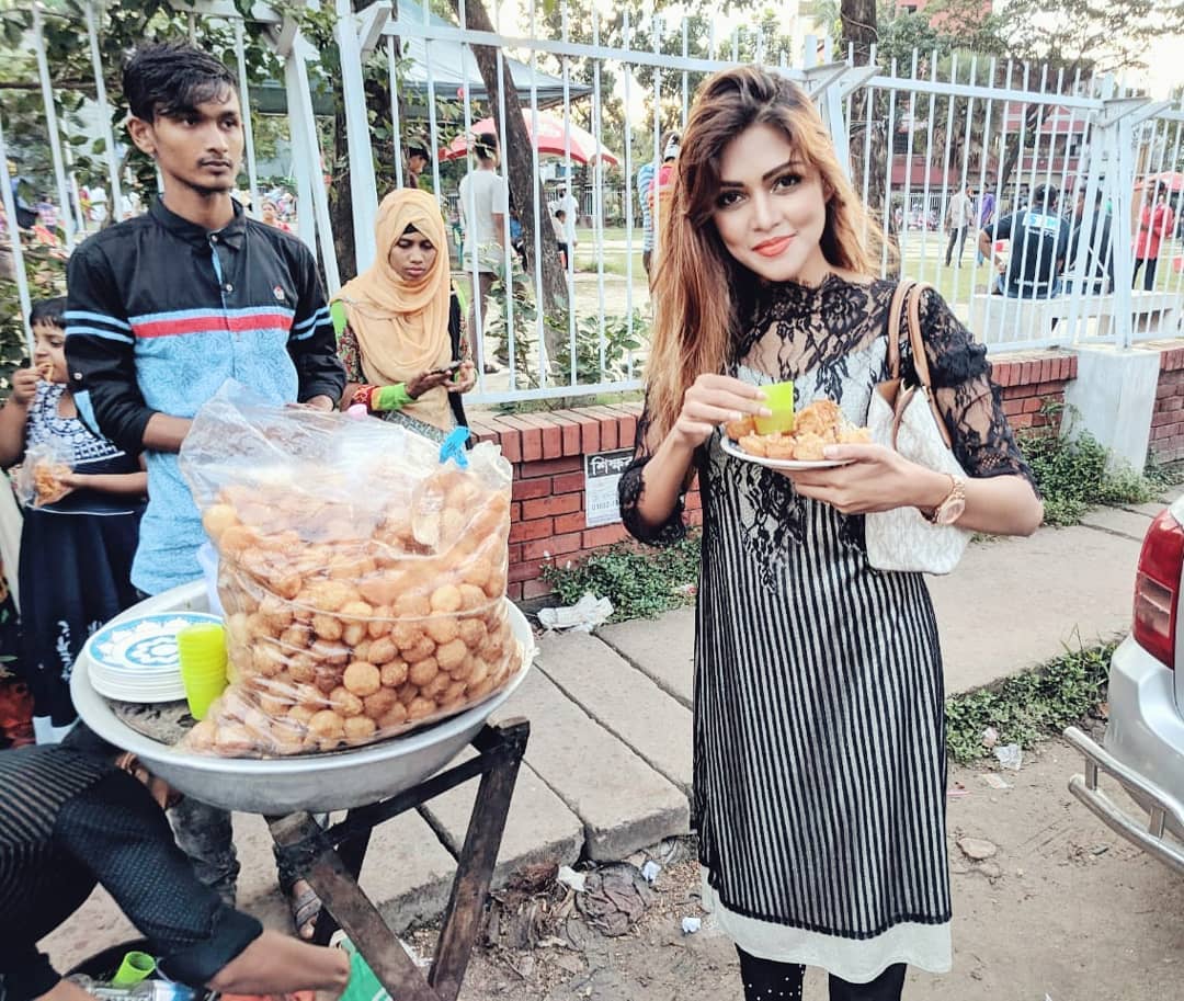 पेया जन्नतुल ईटिंग पानीपुरी