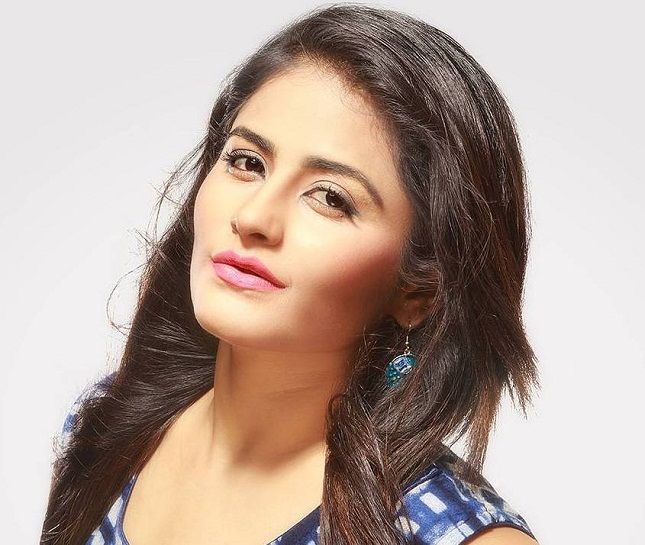 Diya Makhija husband, Photos, Net Worth, Height, Age, Date of Birth, Family, Boyfriend, Biography