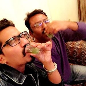 हर्ष लिंबाचिया शराब पीते हैं