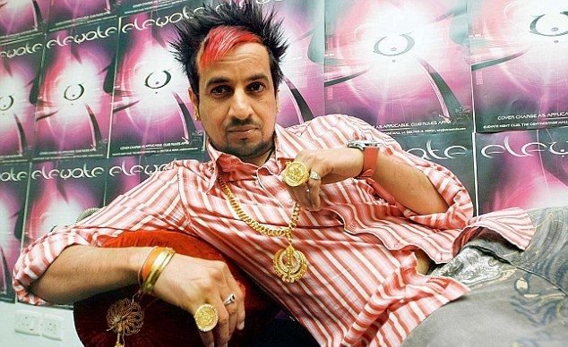 Jazzy B ने अपने भारी गहने पहने