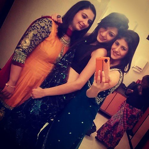 Shernavaz Jijina (center) with her sisters