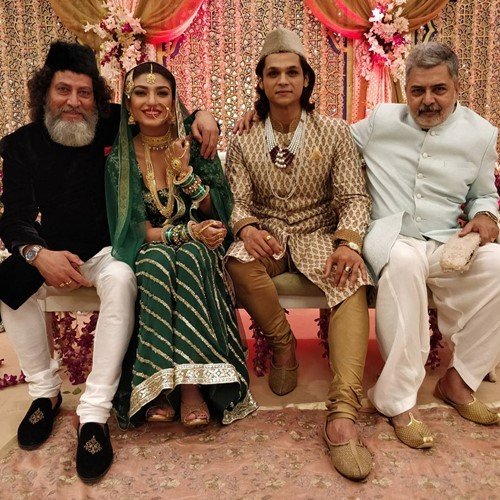 पिछले एपिसोड की शूटिंग के दौरान मिर्जापुर के कलाकारों के साथ शेरनवाज जिजिना
