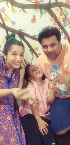 स्नेहलता वसीकर अपने पति और बेटी के साथ
