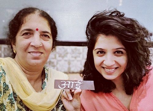 स्नेहलता वसीकर अपनी मां के साथ
