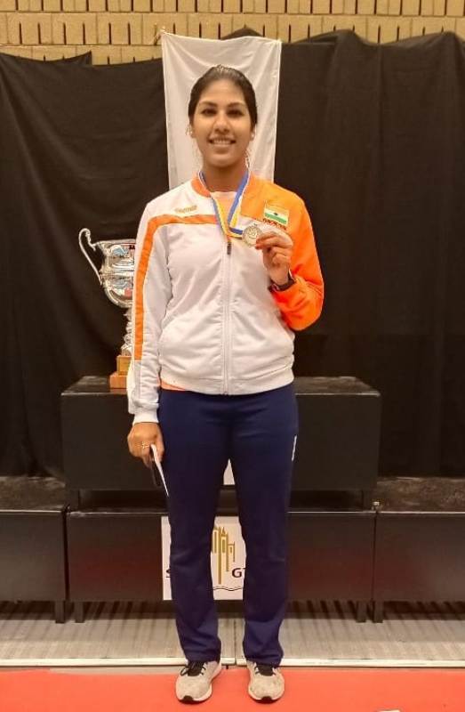 बेल्जियम के जेंट में आयोजित टूरनोई सैटेलाइट में महिला सेबर में रजत पदक दिखाते हुए भवानी देवी