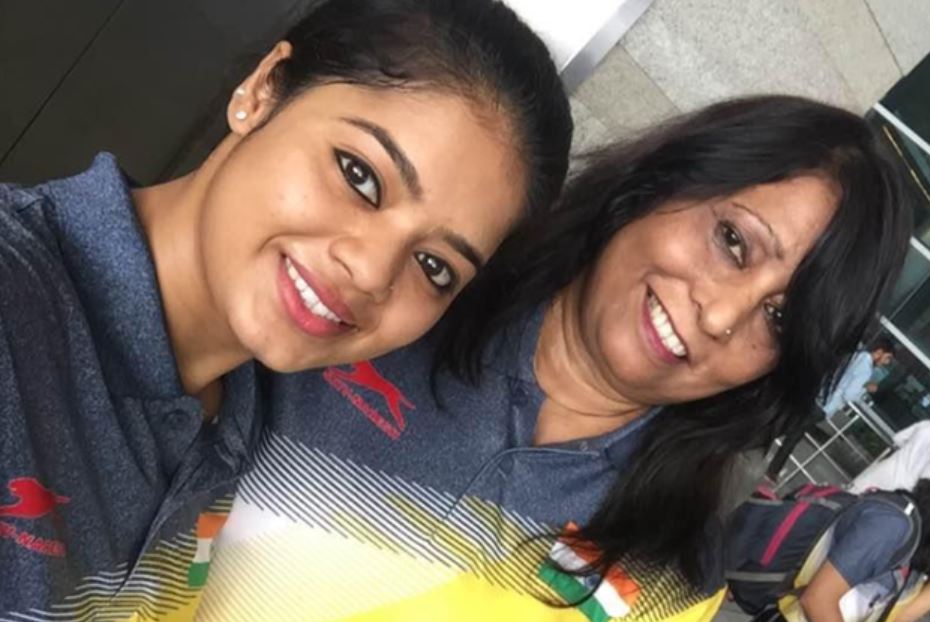 प्रणति नायक अपने कोच मीनारा बेगम के साथ